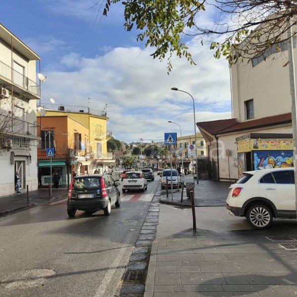 negozio in affitto a Pozzuoli in zona Arco Felice