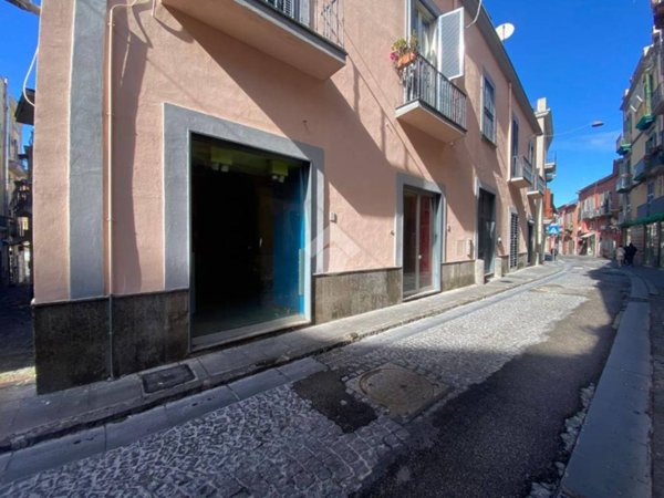 negozio in affitto a Pozzuoli
