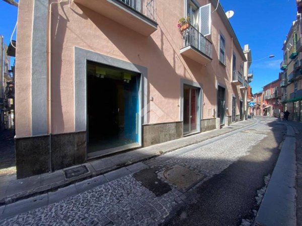 negozio in affitto a Pozzuoli