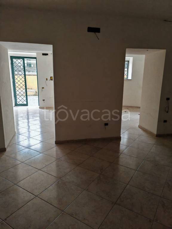 negozio in affitto a Pozzuoli in zona Arco Felice