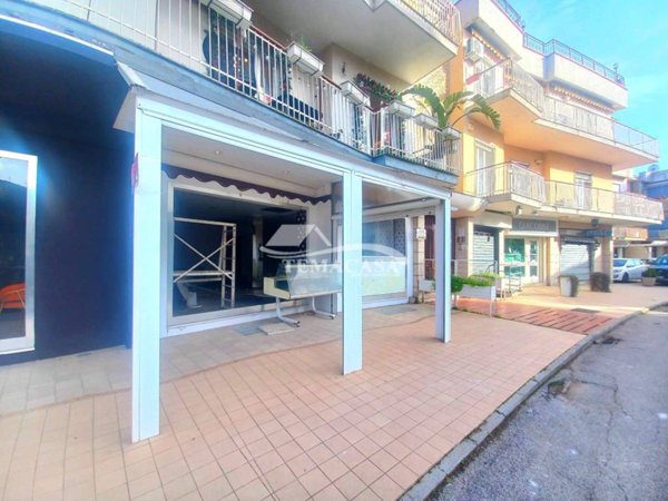 negozio in affitto a Pozzuoli in zona Arco Felice