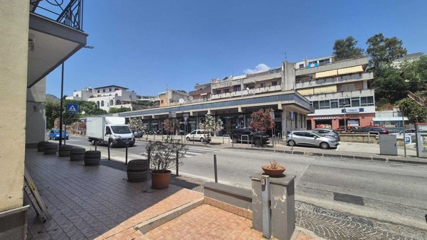 locale commerciale in affitto a Pozzuoli