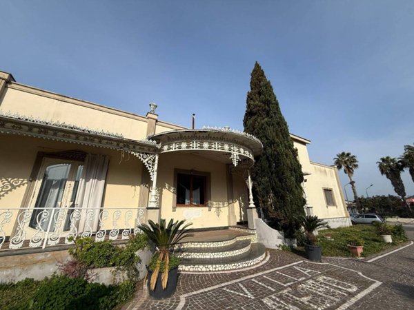 negozio in affitto a Pozzuoli