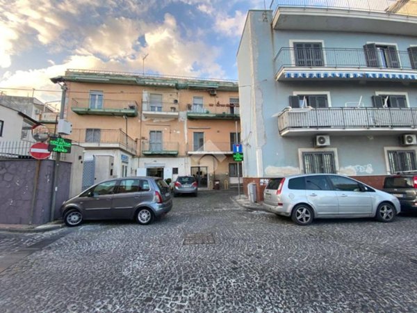 negozio in affitto a Pozzuoli