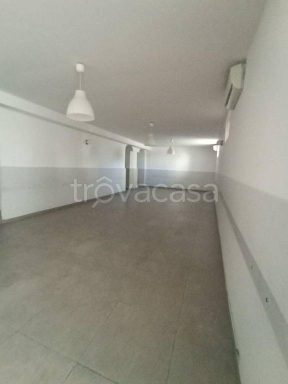 negozio in affitto a Pozzuoli in zona Arco Felice