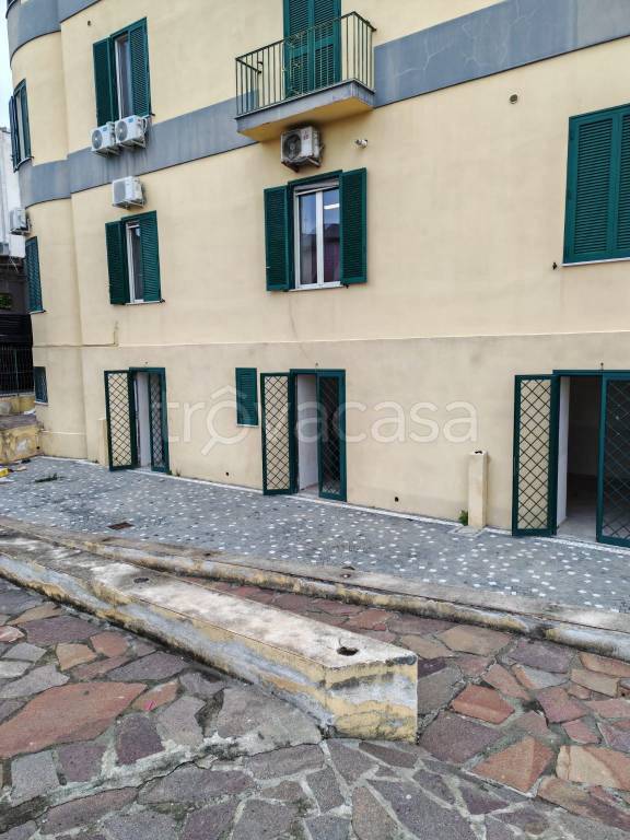 negozio in affitto a Pozzuoli in zona Arco Felice