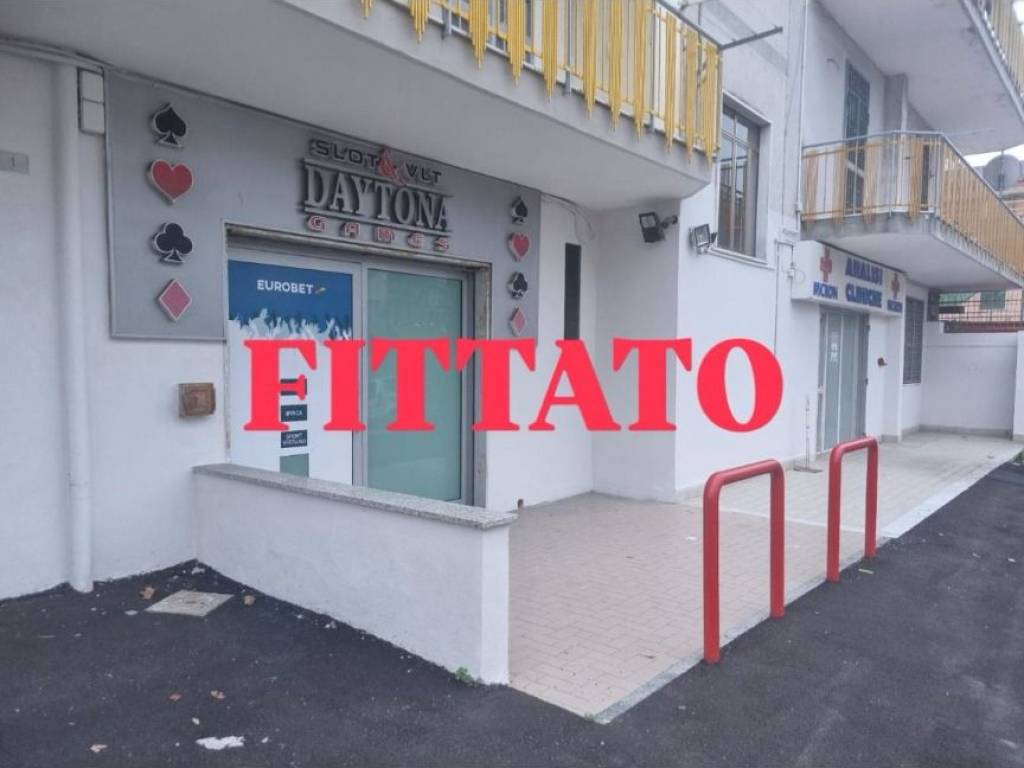 negozio in affitto a Pozzuoli in zona Monterusciello