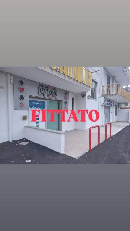negozio in affitto a Pozzuoli in zona Monterusciello