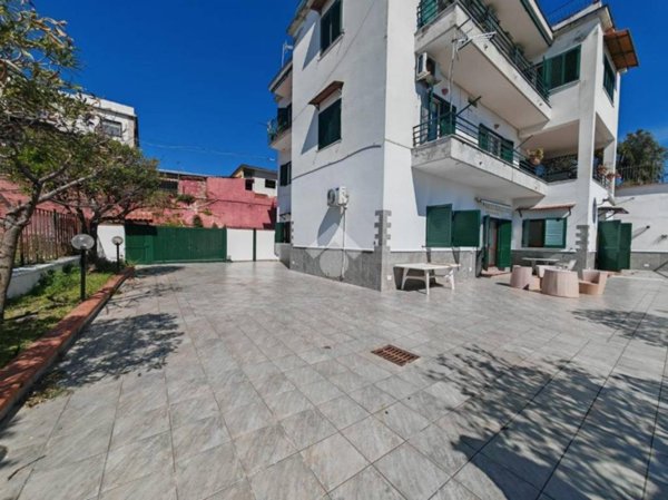 appartamento in affitto a Pozzuoli in zona Lucrino