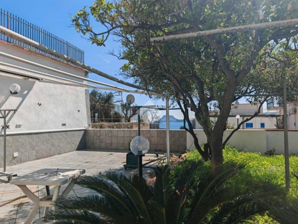 appartamento in affitto a Pozzuoli in zona Lucrino