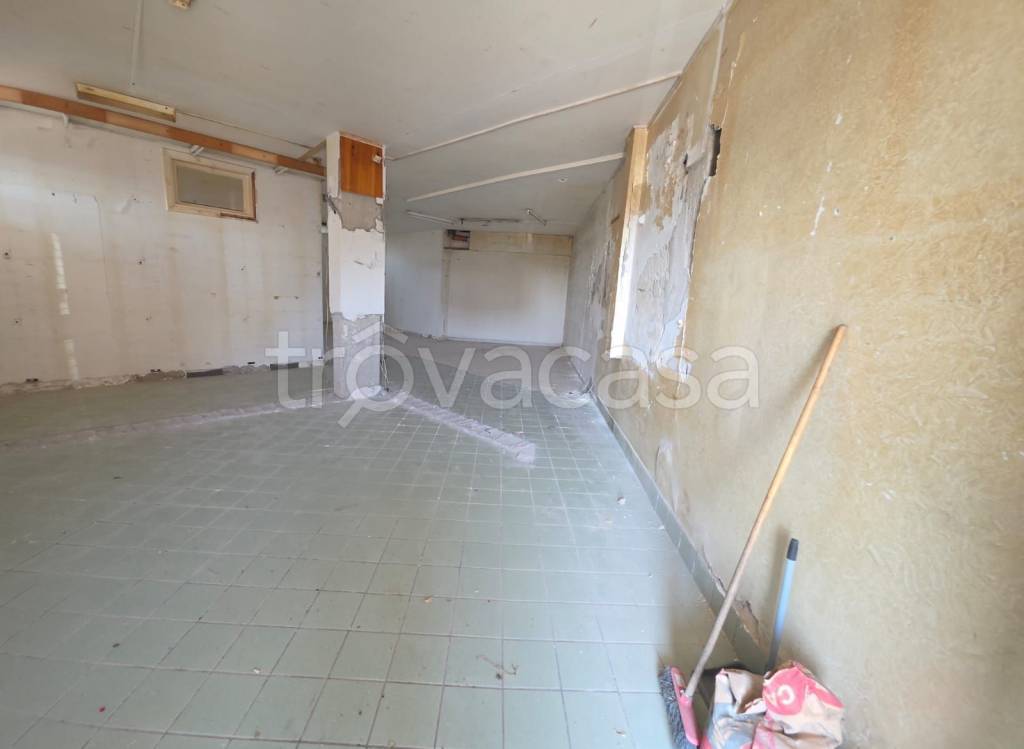 negozio in affitto a Pozzuoli