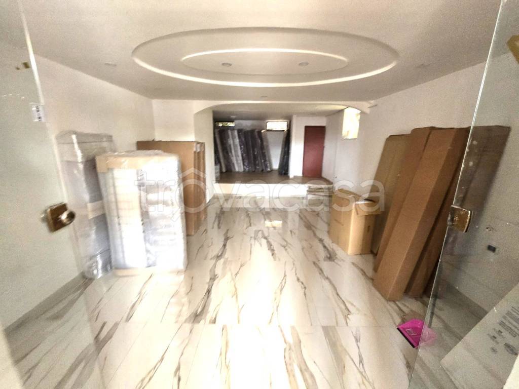 negozio in affitto a Pozzuoli in zona Monterusciello