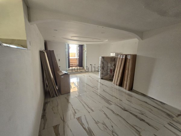 locale commerciale in affitto a Pozzuoli in zona Monterusciello