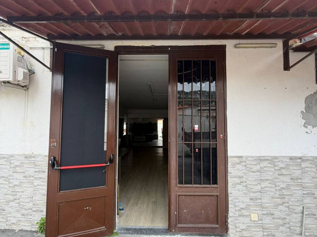 negozio in affitto a Pozzuoli in zona Pisciarelli