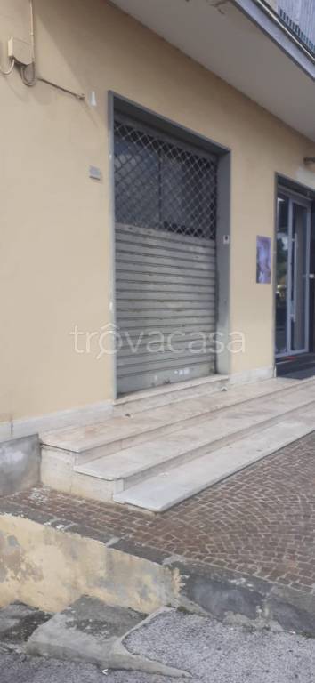 negozio in affitto a Pozzuoli in zona Arco Felice