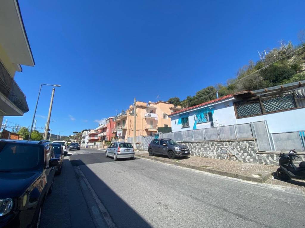 negozio in affitto a Pozzuoli in zona Arco Felice