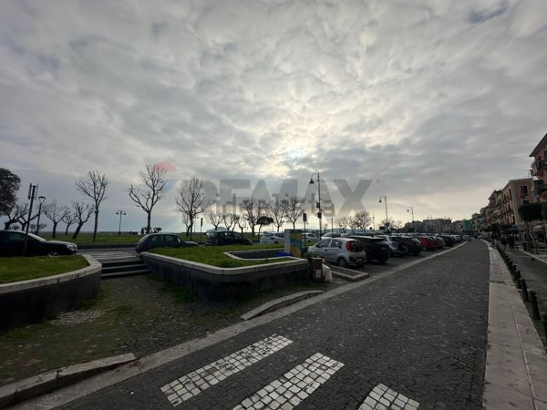 locale commerciale in affitto a Pozzuoli