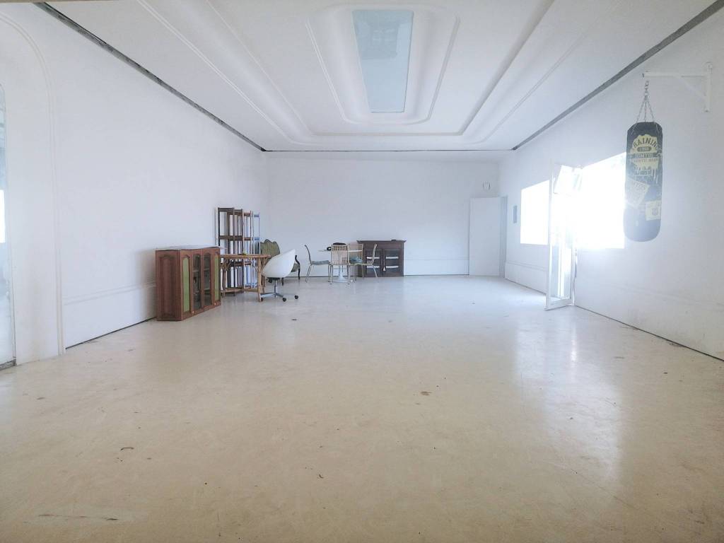 locale commerciale in affitto a Pozzuoli