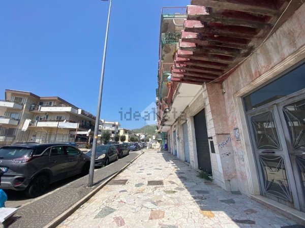 locale commerciale in affitto a Pozzuoli