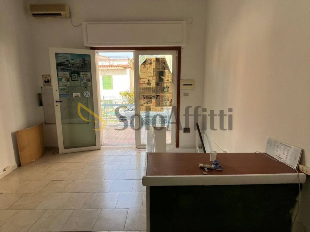 negozio in affitto a Pozzuoli in zona Arco Felice