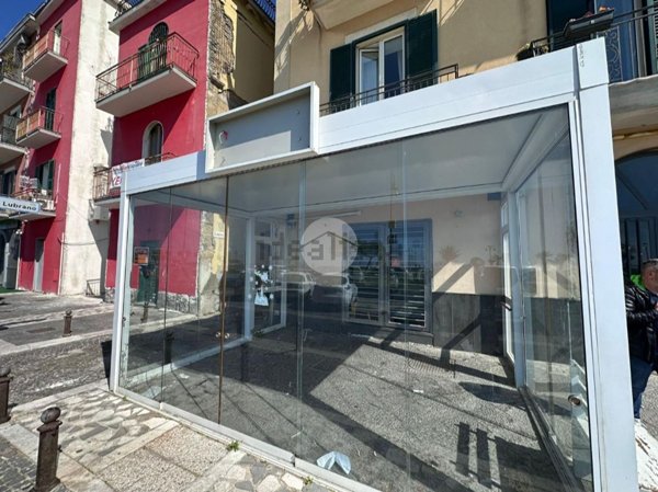 locale commerciale in affitto a Pozzuoli