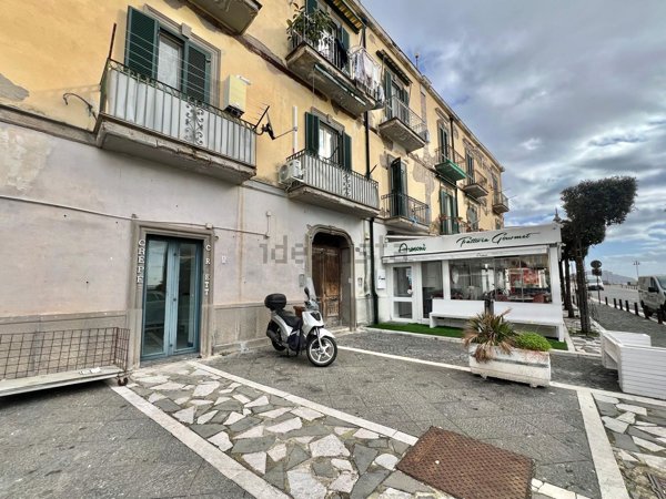locale commerciale in affitto a Pozzuoli