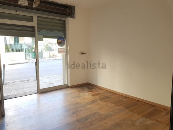 locale commerciale in affitto a Pozzuoli
