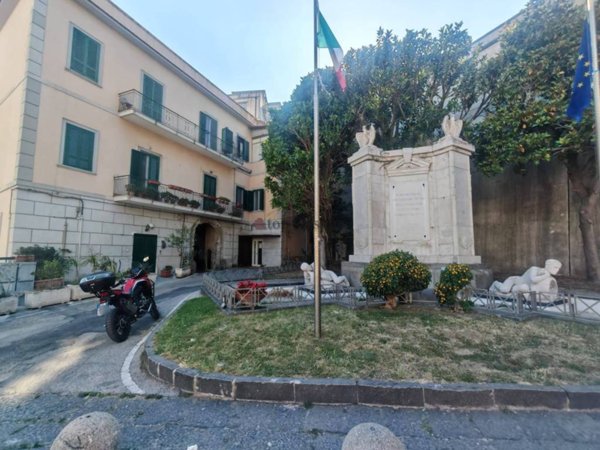 negozio in affitto a Pozzuoli
