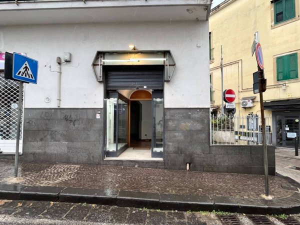negozio in affitto a Pozzuoli in zona Solfatara