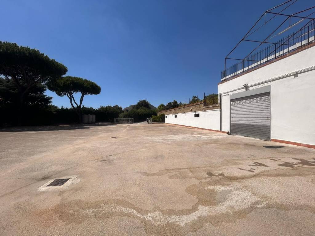 locale commerciale in affitto a Pozzuoli