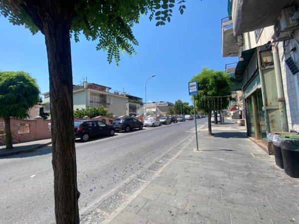 negozio in affitto a Pozzuoli in zona Lucrino