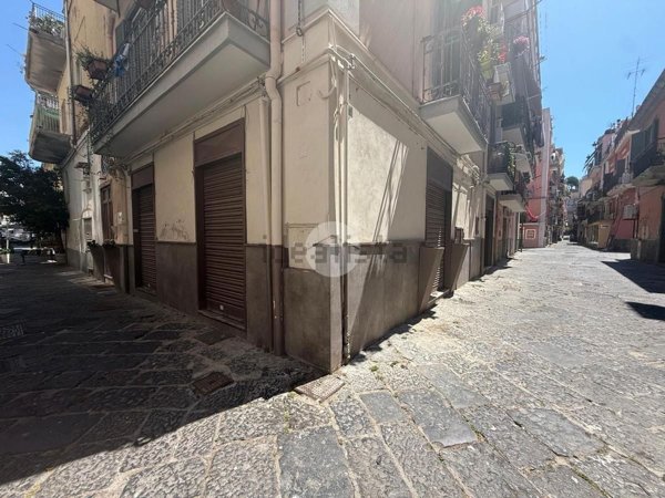 negozio in affitto a Pozzuoli