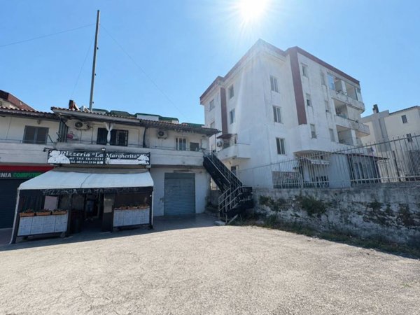 locale commerciale in affitto a Pozzuoli in zona Monterusciello