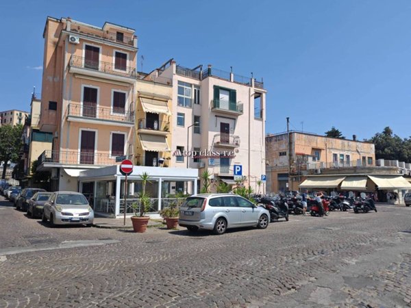 locale commerciale in affitto a Pozzuoli