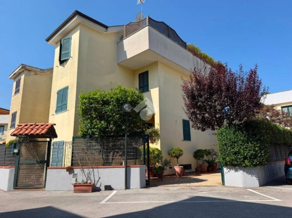 casa indipendente in affitto a Pozzuoli in zona Monterusciello
