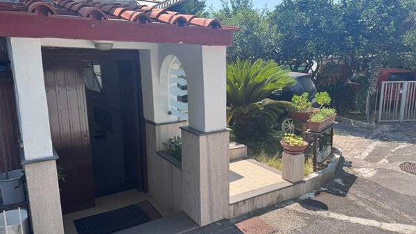 casa indipendente in affitto a Pozzuoli in zona Lucrino