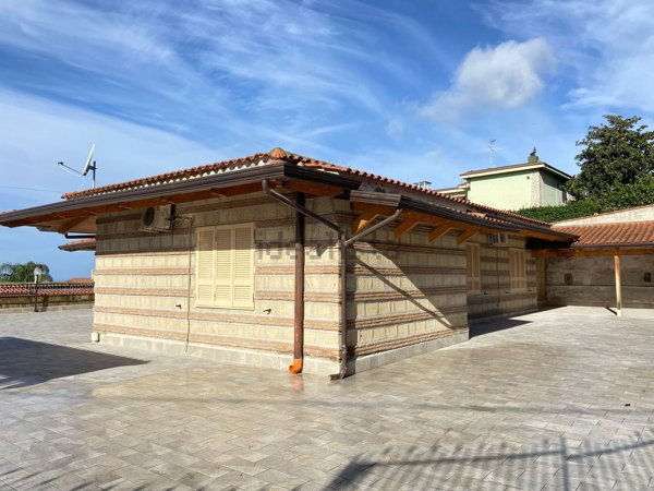 casa indipendente in affitto a Pozzuoli in zona Toiano