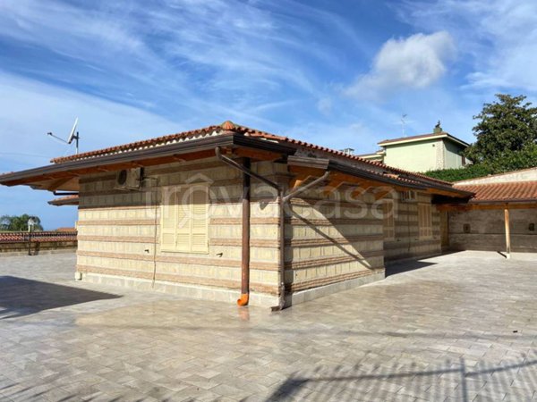 casa indipendente in affitto a Pozzuoli in zona Licola Lido