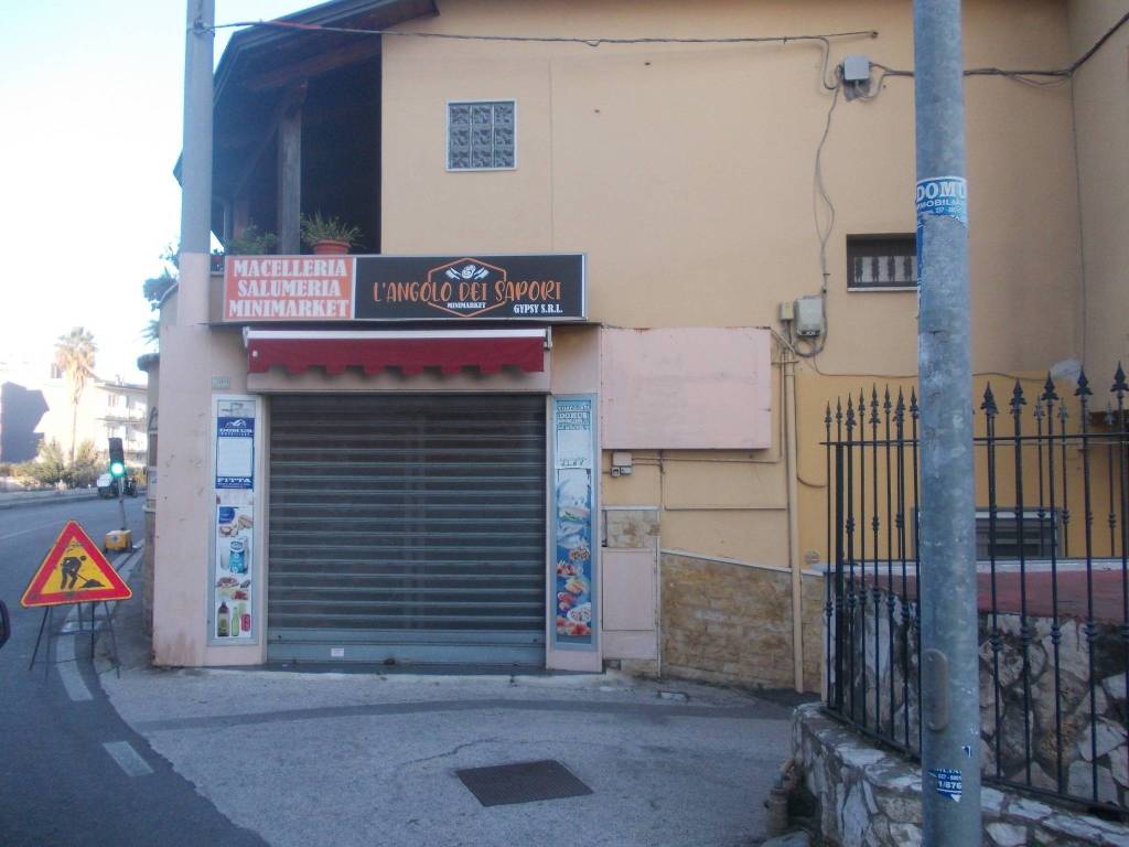 locale commerciale in affitto a Quarto