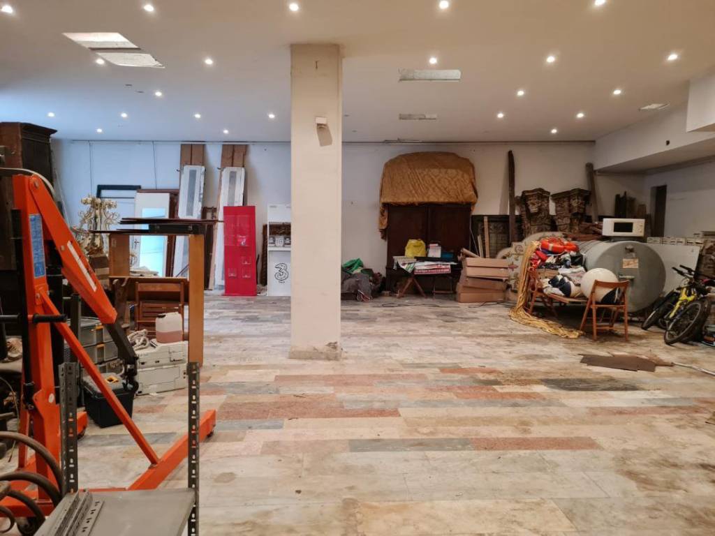locale commerciale in affitto a Quarto