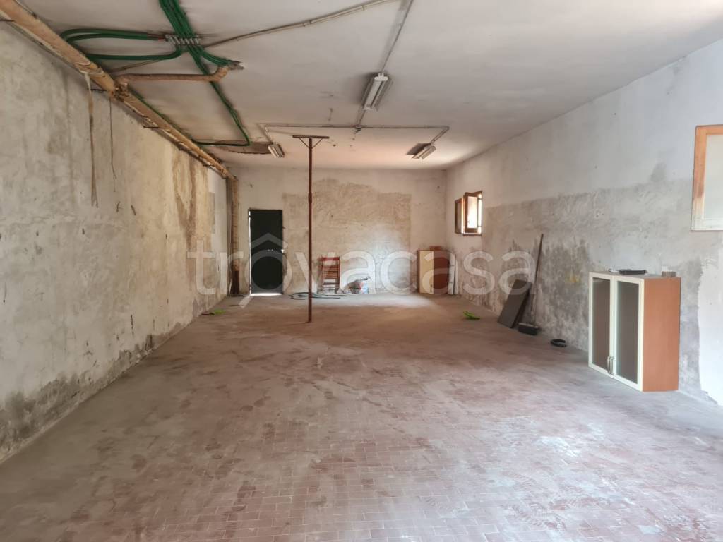 locale commerciale in affitto a Quarto