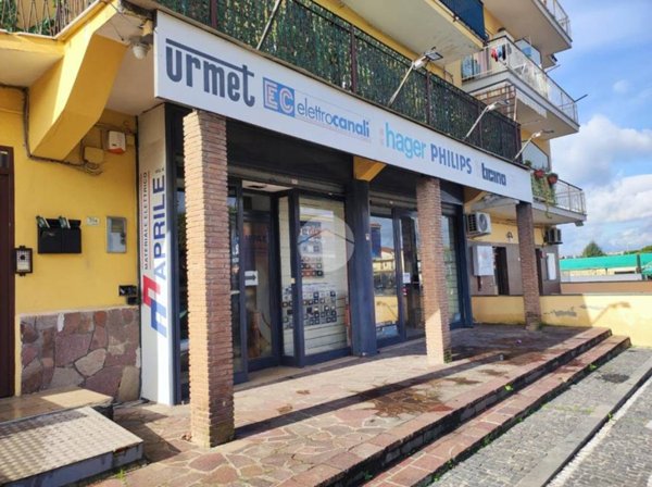 locale commerciale in affitto a Quarto
