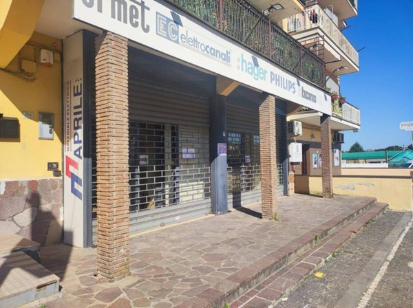 locale commerciale in affitto a Quarto