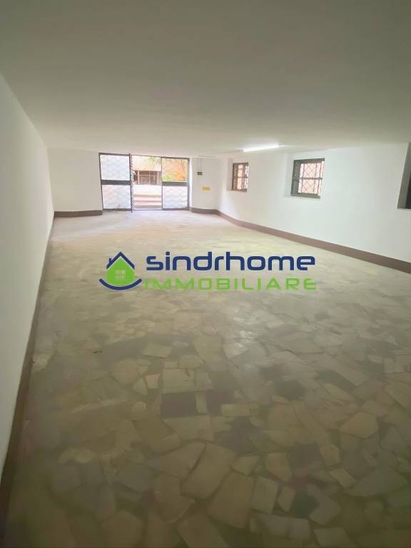 locale commerciale in affitto a Quarto