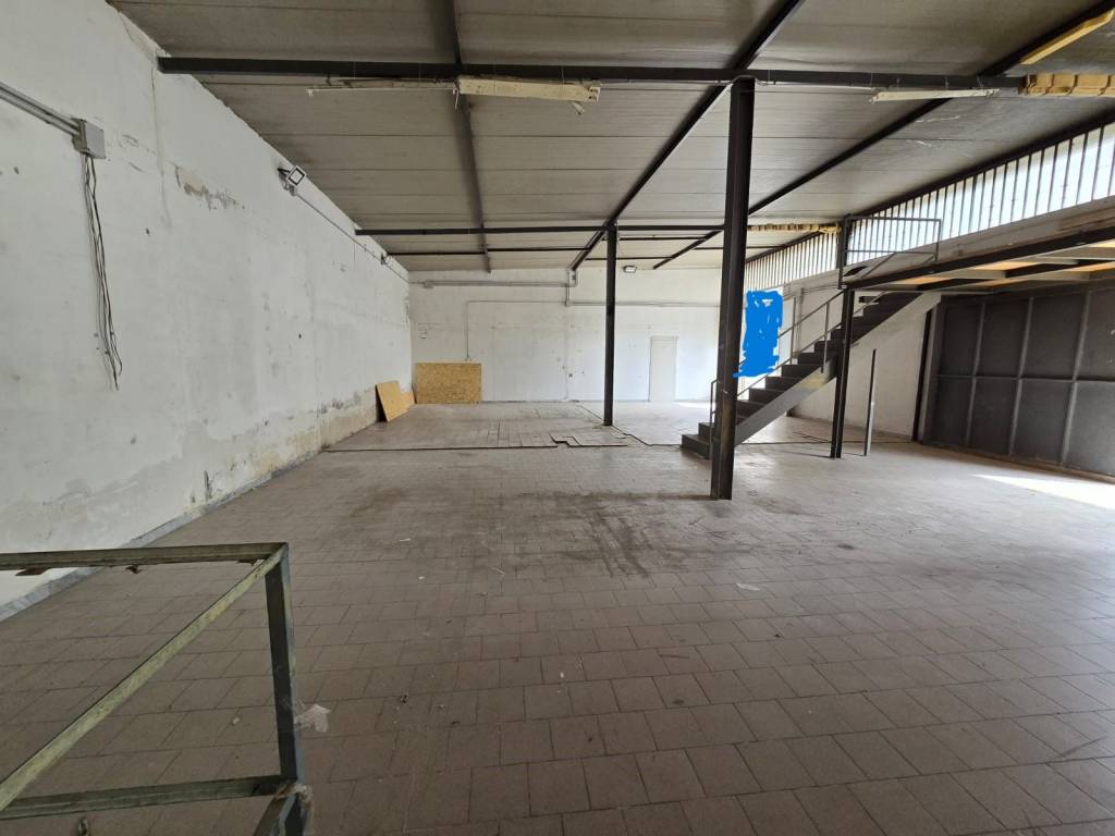 locale commerciale in affitto a Quarto