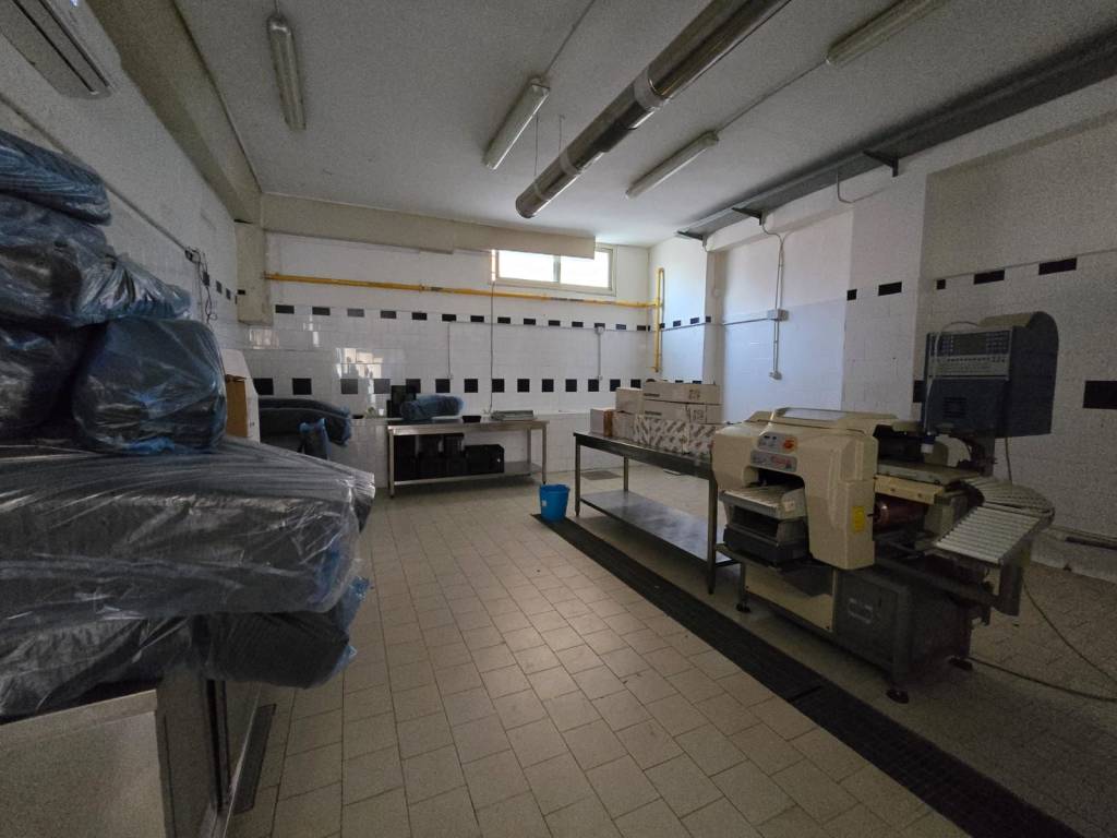 negozio in affitto a Quarto