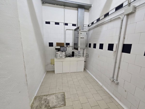 locale commerciale in affitto a Quarto