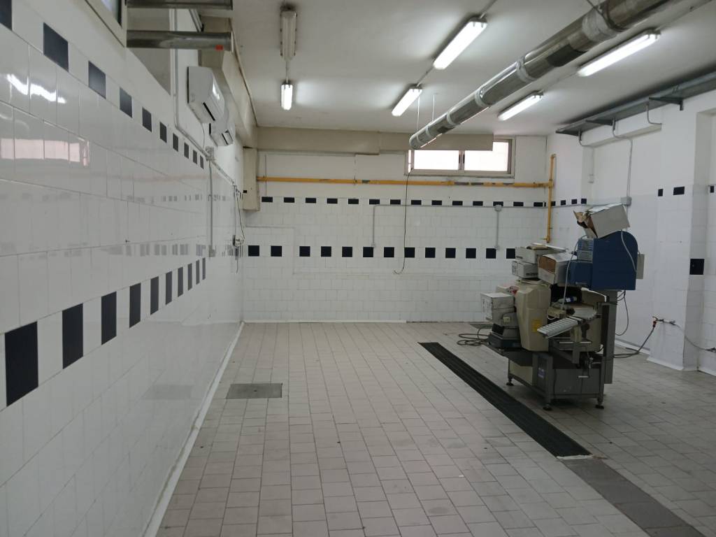 negozio in affitto a Quarto