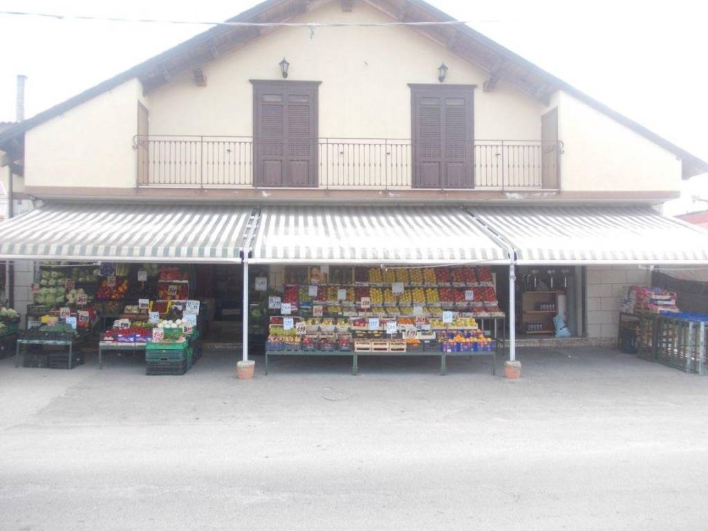 negozio in affitto a Quarto