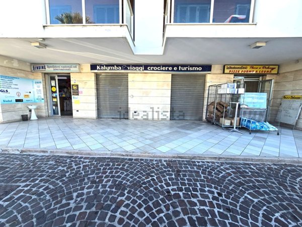 locale commerciale in affitto a Quarto